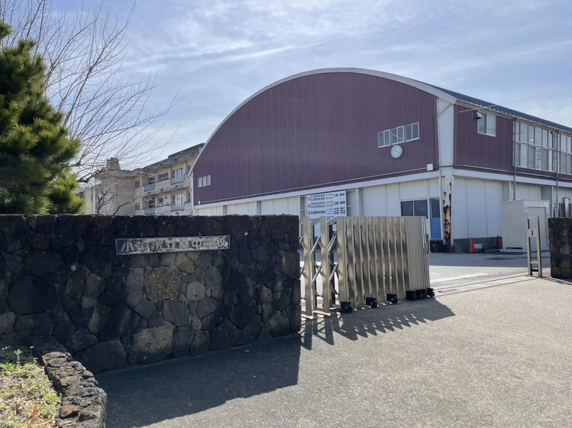 桑中学校まで約2.9km　学校教育目標は「21世紀をになう豊かな人間性と生きる力をもつ生徒の育成」です。