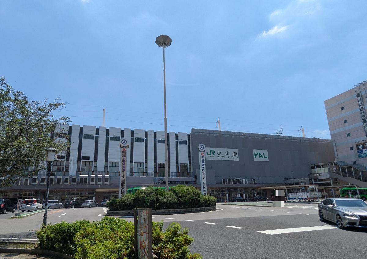 JR小山駅まで約7.8km（車で約17分）　東北新幹線と在来線の東北本線・水戸線・両毛線が乗り入れる、大きなターミナル駅です。駅ビルもあり、お買い物も便利です。