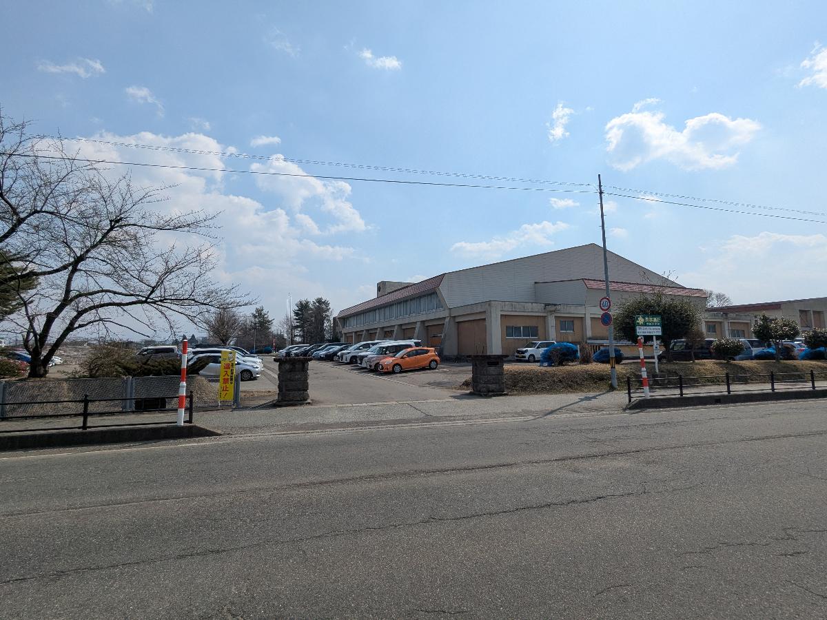 大曲小学校まで約1.6km　歴史ある大曲小学校の学区内です。ホームページでは学校の様子を見ることができます。