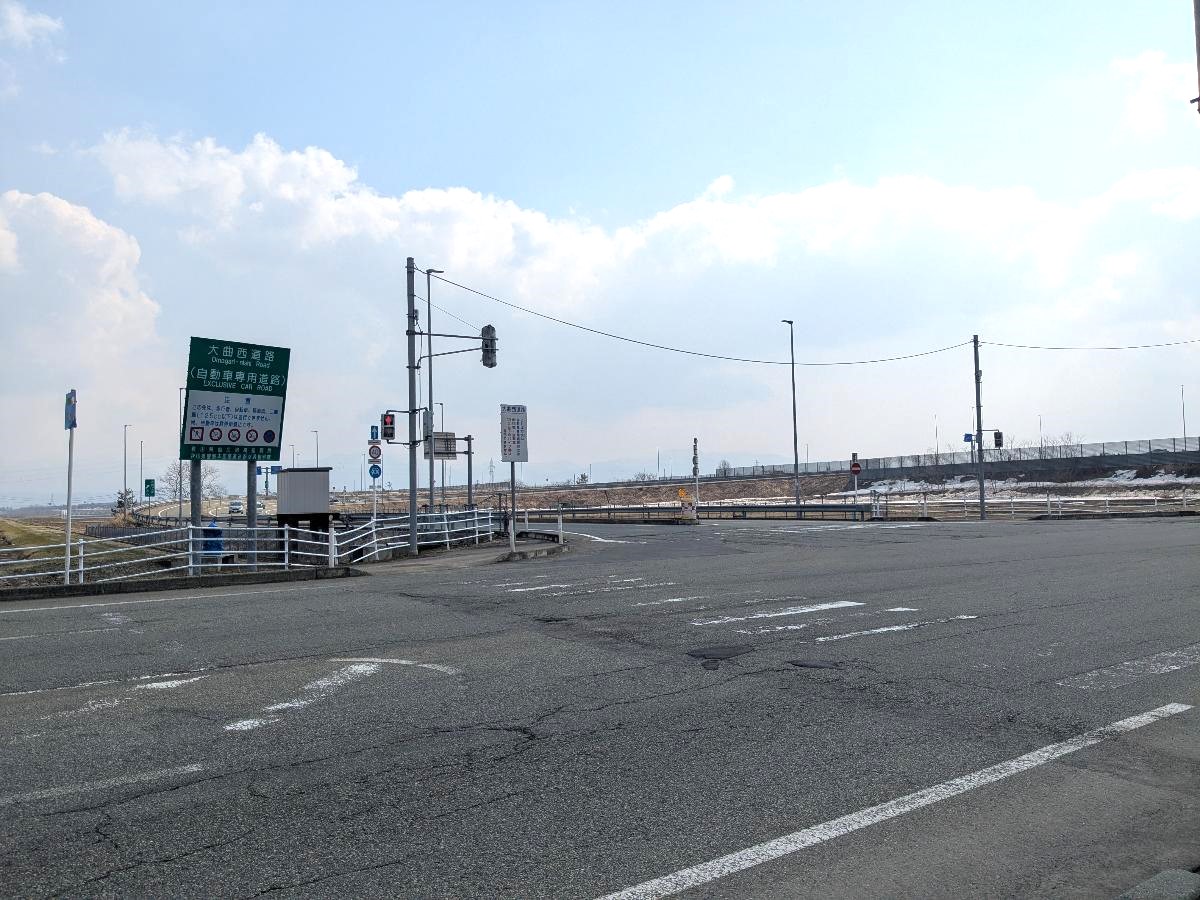 飯田IC(本荘大曲道路)まで約1.2km（車で約3分）　横手方面や秋田市方面への通勤・レジャーもスムーズです。