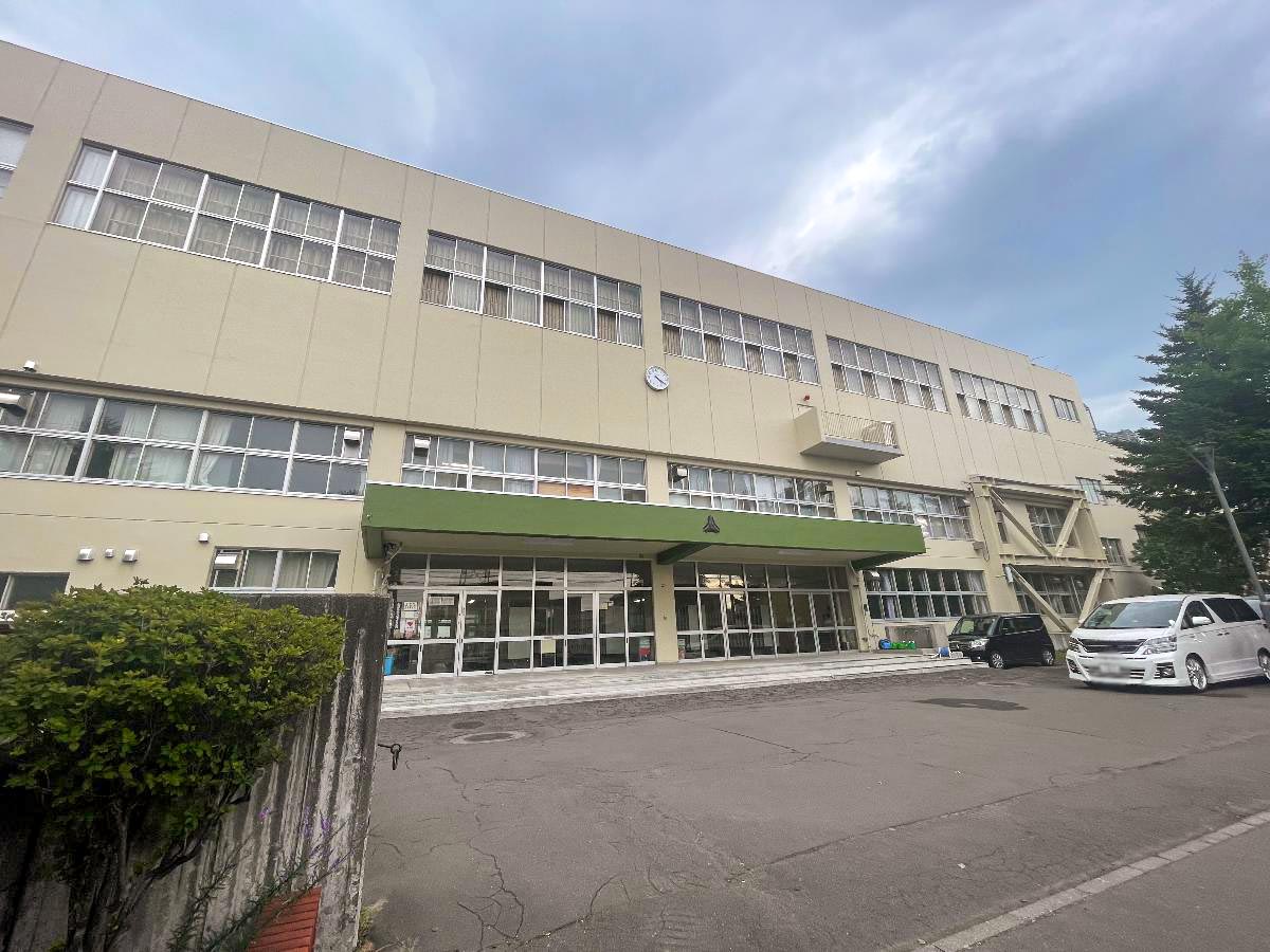 札幌市東区東苗穂七条三丁目 土地 札幌市立札苗中学校まで約1.1km（徒歩14分）　部活動に励んだり、勉強をがんばったり、大人になる第一歩を学ぶ場所です。