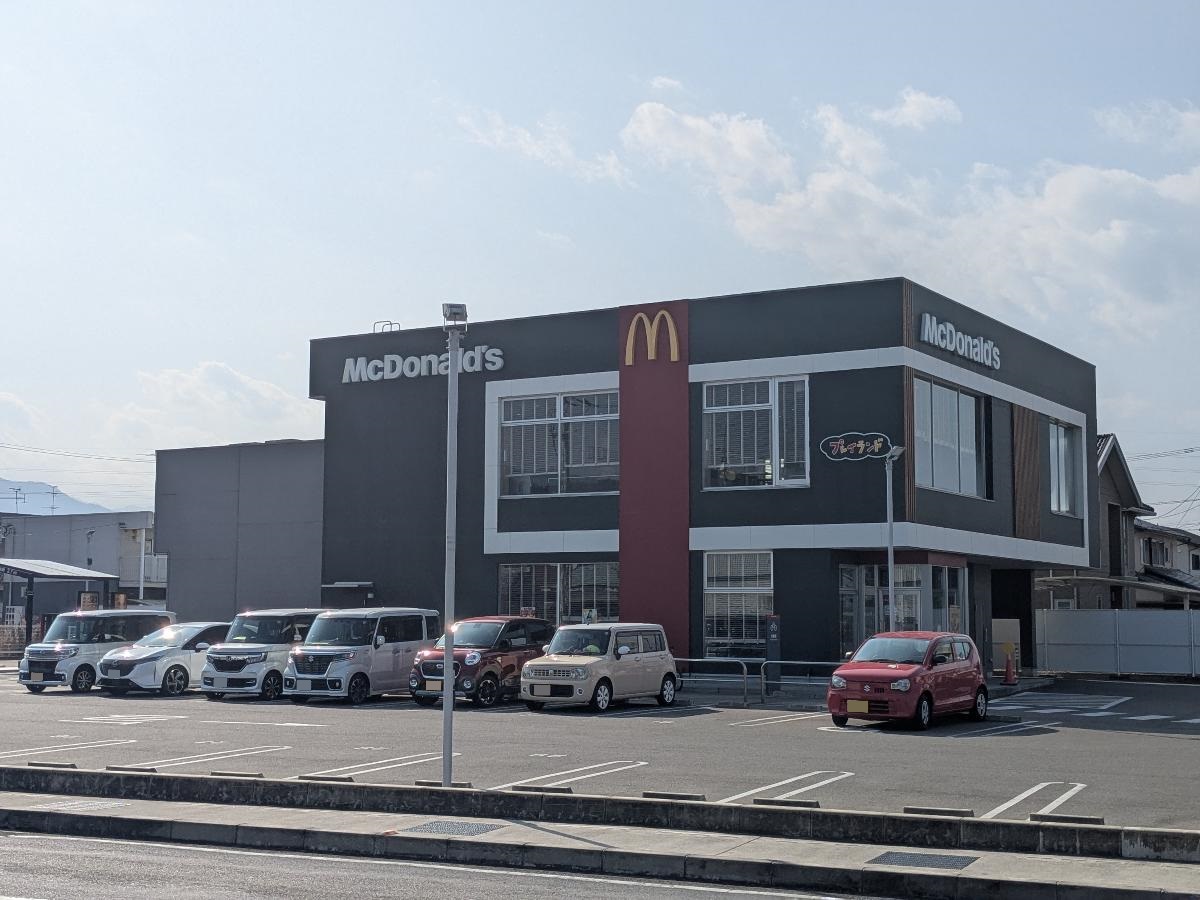 マクドナルド 新居浜川東店まで約635m～670m（徒歩8分～9分）　近くにマクドナルドがあるので、小腹がすいた時やおやつタイムにも気軽にご利用いただけます。ドライブスルーも可能なのでお出かけの際も便利ですね！