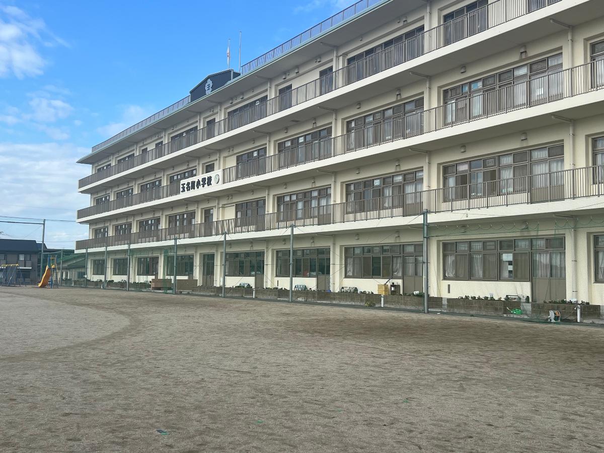 玉名町小学校まで約1.4km（徒歩18分）　徒歩で少し距離がありますが、通学路に踏切を使わないので安心です。通学路も地域のサポートでバッチリ見守っています。