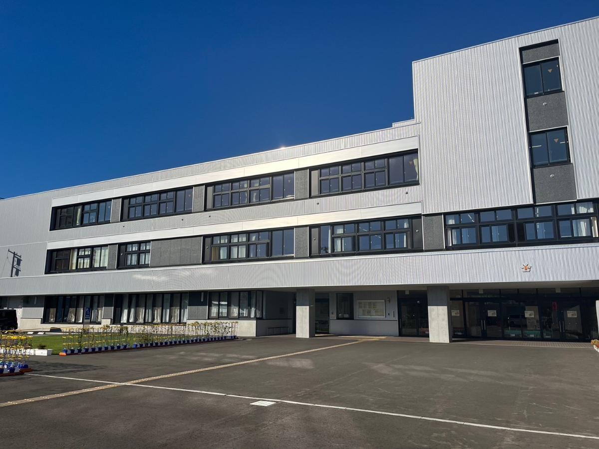 札幌市立新陽小学校まで約170m（徒歩3分）　2021年4月に完成したばかりの新しい校舎です。