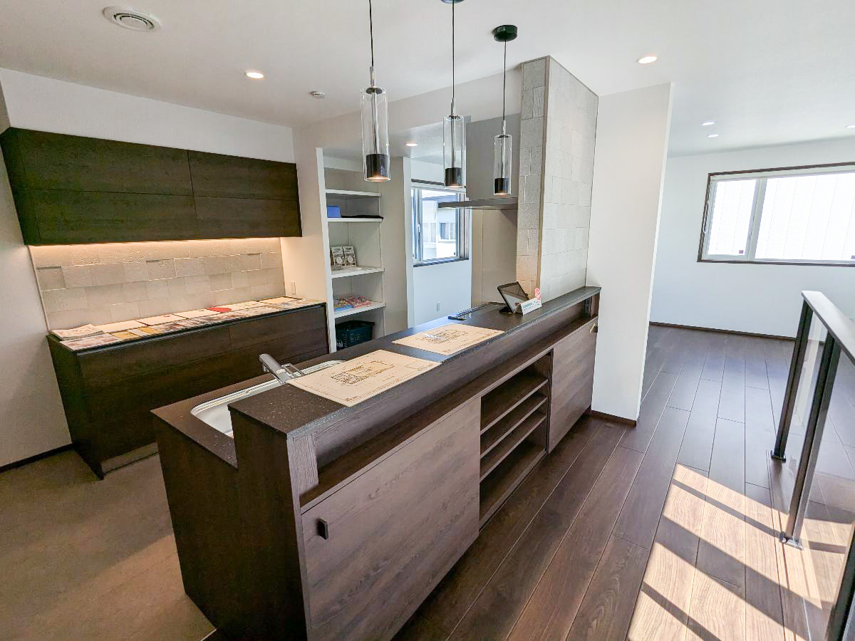 札幌市北区北２６条西１５丁目 モデルハウス 区画番号No.1 大容量のカップボードと自在棚も完備。料理もスムーズに進みます。