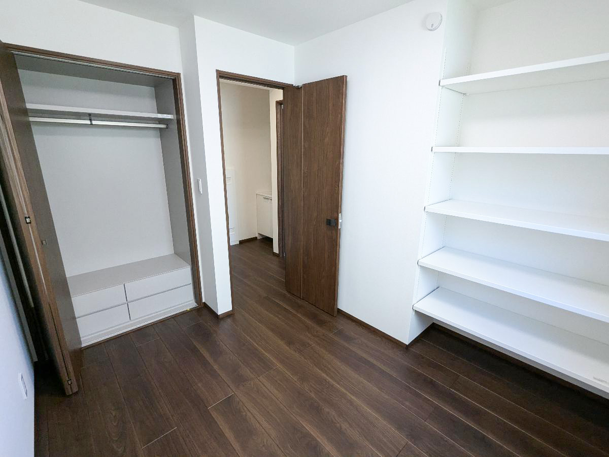 札幌市北区北２６条西１５丁目 モデルハウス 区画番号No.1 収納と自在棚が付いた洋室。新たな収納家具を買う必要がありません。