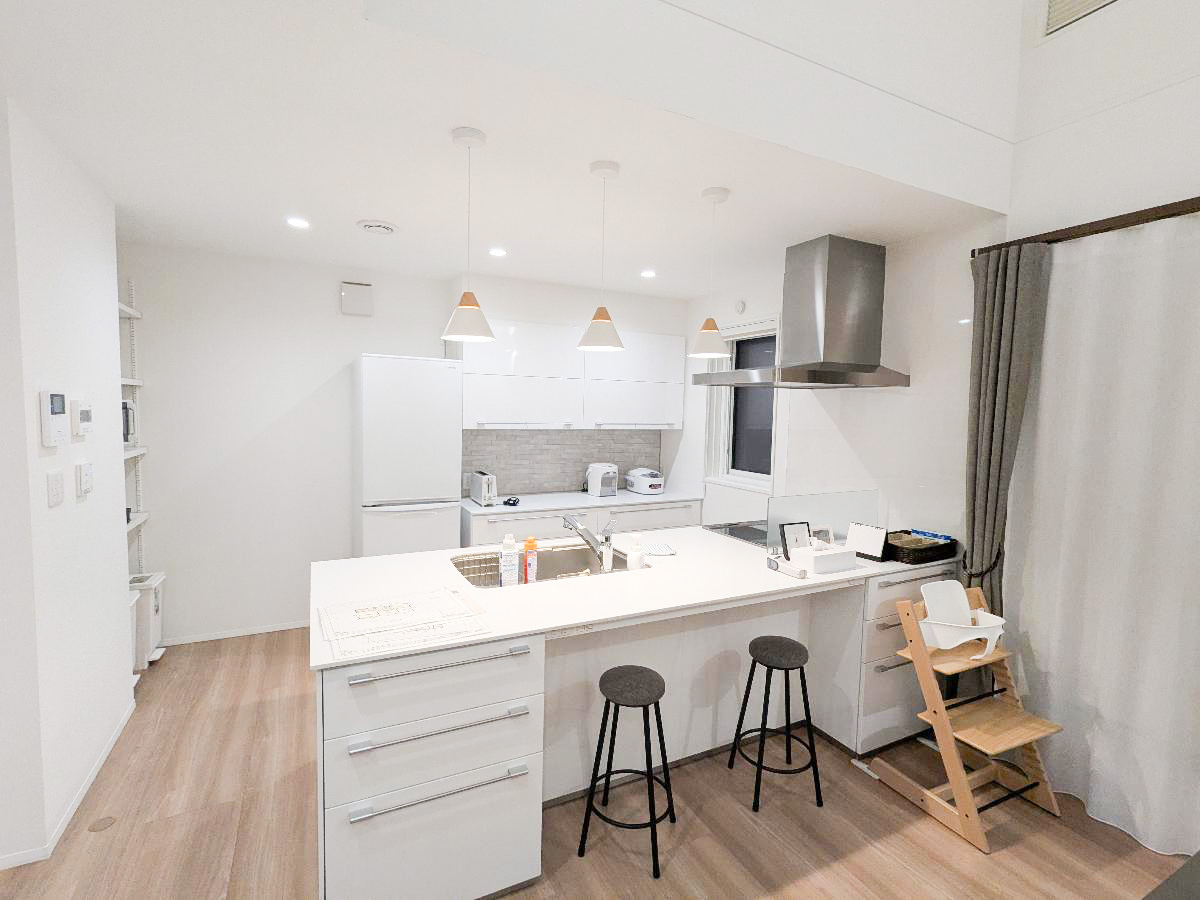 札幌市北区北２６条西１５丁目 モデルハウス 区画番号No.2 沢山収納できるカップボードが完備されたオープンキッチンです！