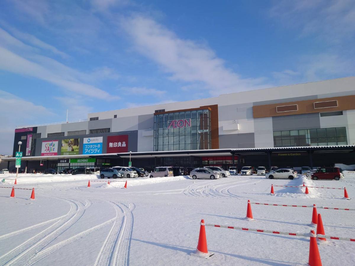 イオン　旭川西店まで約4.4km（車で約8分）　営業時間：8：00～23：00。1日中家族全員が楽しめるお店や施設が充実 しています！休日にここに来れば、一週間分のお買い物も、家族でのランチも、一度に全て済ませることができます。
