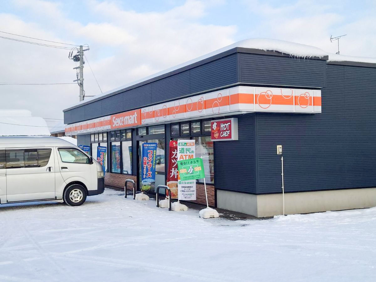 セイコーマート　鷹栖店まで約290m（徒歩4分）　営業時間：6：00～23：00。徒歩で行ける場所にあります。ちょっとしたお買い物など近くにコンビニがあるととても便利ですよね。
