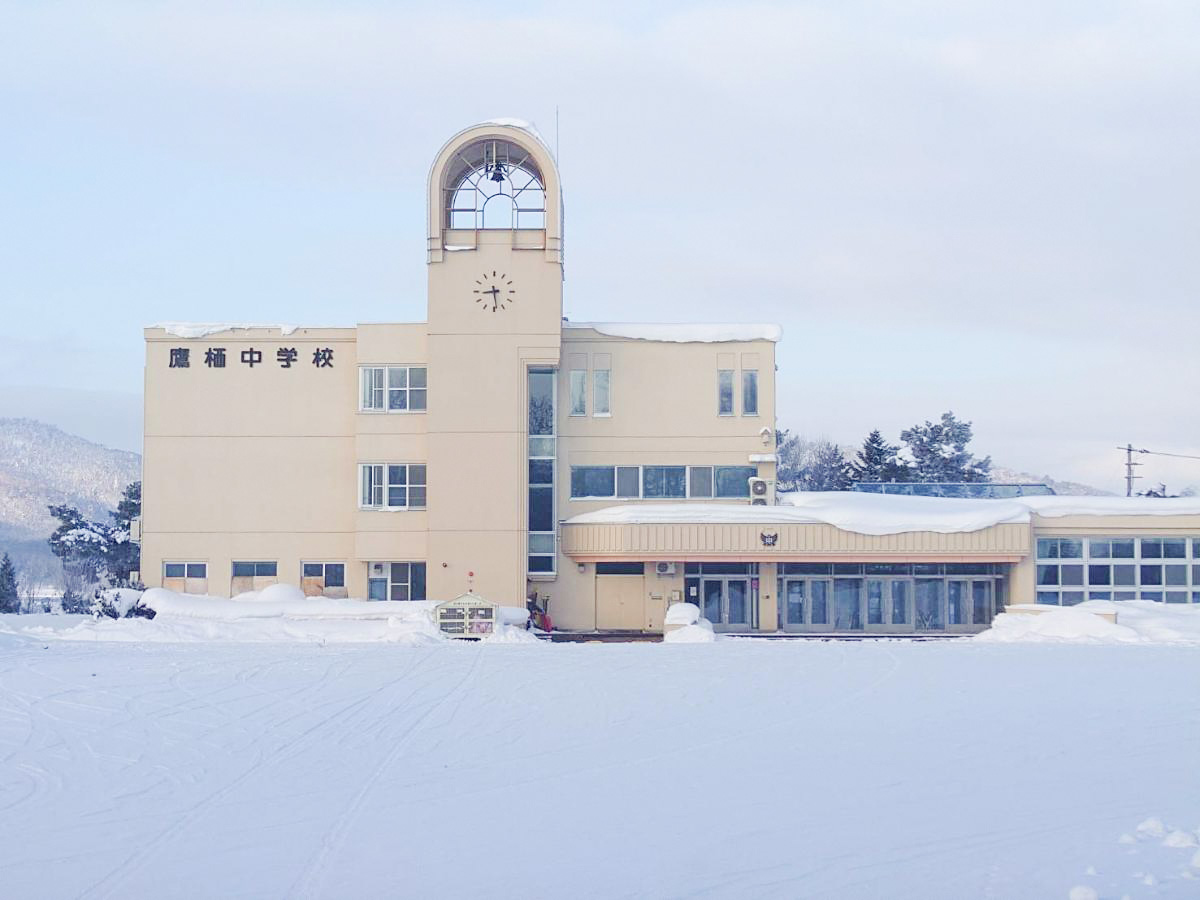 鷹栖町立鷹栖中学校まで約2.4km　子どもたちが切磋琢磨して刺激のある学校生活を送ることができます。勉強だけでなく、部活動も盛んで校庭も広くスポーツをしやすい環境です。
