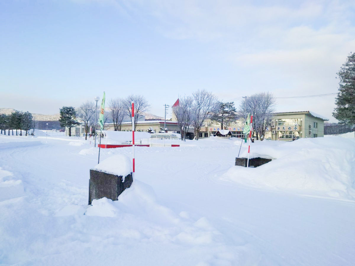 鷹栖町立北野小学校まで約1.7km（徒歩22分）　緑も多く良い環境の小学校です。ママもパパも安心してお子様を送り出せますね。お子様だけでなく、ご両親も安心出来る環境でのびのびと暮らせます！
