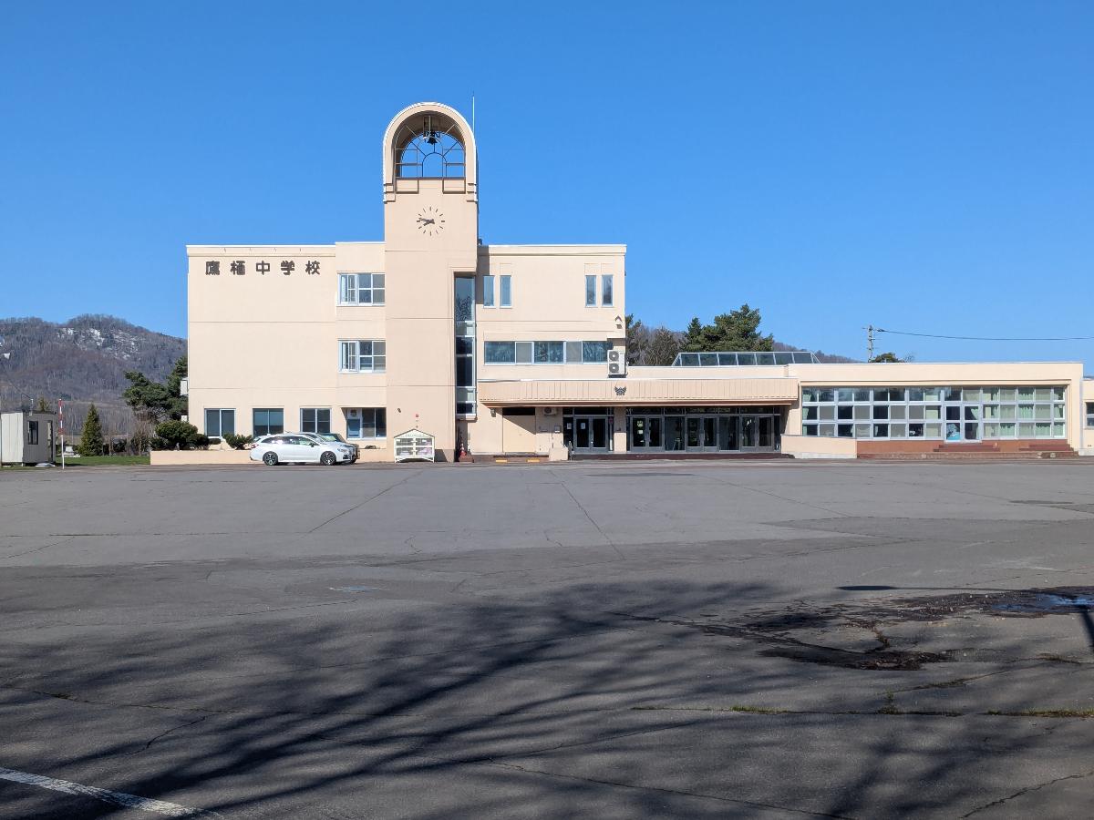鷹栖町立鷹栖中学校まで約2.4km　子どもたちが切磋琢磨して刺激のある学校生活を送ることができます。勉強だけでなく、部活動も盛んで校庭も広くスポーツをしやすい環境です。
