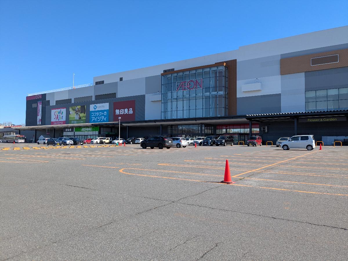 イオン　旭川西店まで約4.4km（車で約8分）　1日中家族全員が楽しめるお店や施設が充実 しています！休日にここに来れば、一週間分のお買い物も、家族でのランチも、一度に全て済ませることができます。
