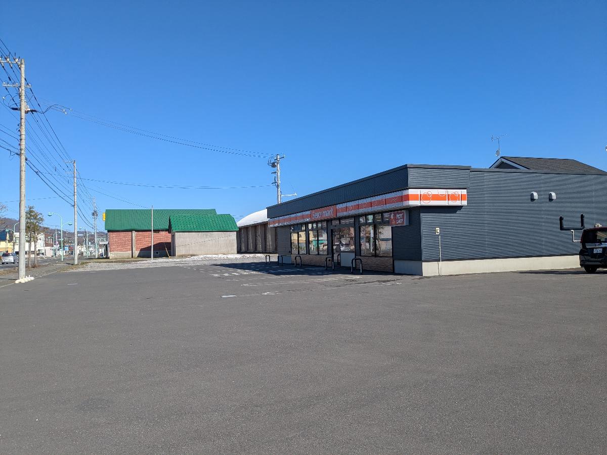 セイコーマート　鷹栖店まで約290m（徒歩4分）　徒歩で行ける場所にあります。ちょっとしたお買い物など近くにコンビニがあるととても便利ですよね。営業時間：6：00～23：00

