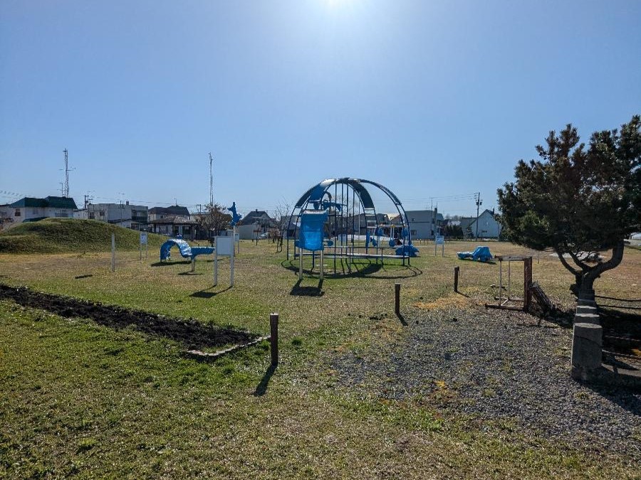 北野公園まで約110m（徒歩2分）　気軽に行ける距離で、毎日のお散歩やお友達と遊ぶのにぴったり。緑豊かな園内は、夏には木陰ができるので小さなお子様でも安心して楽しく過ごすことができます。
