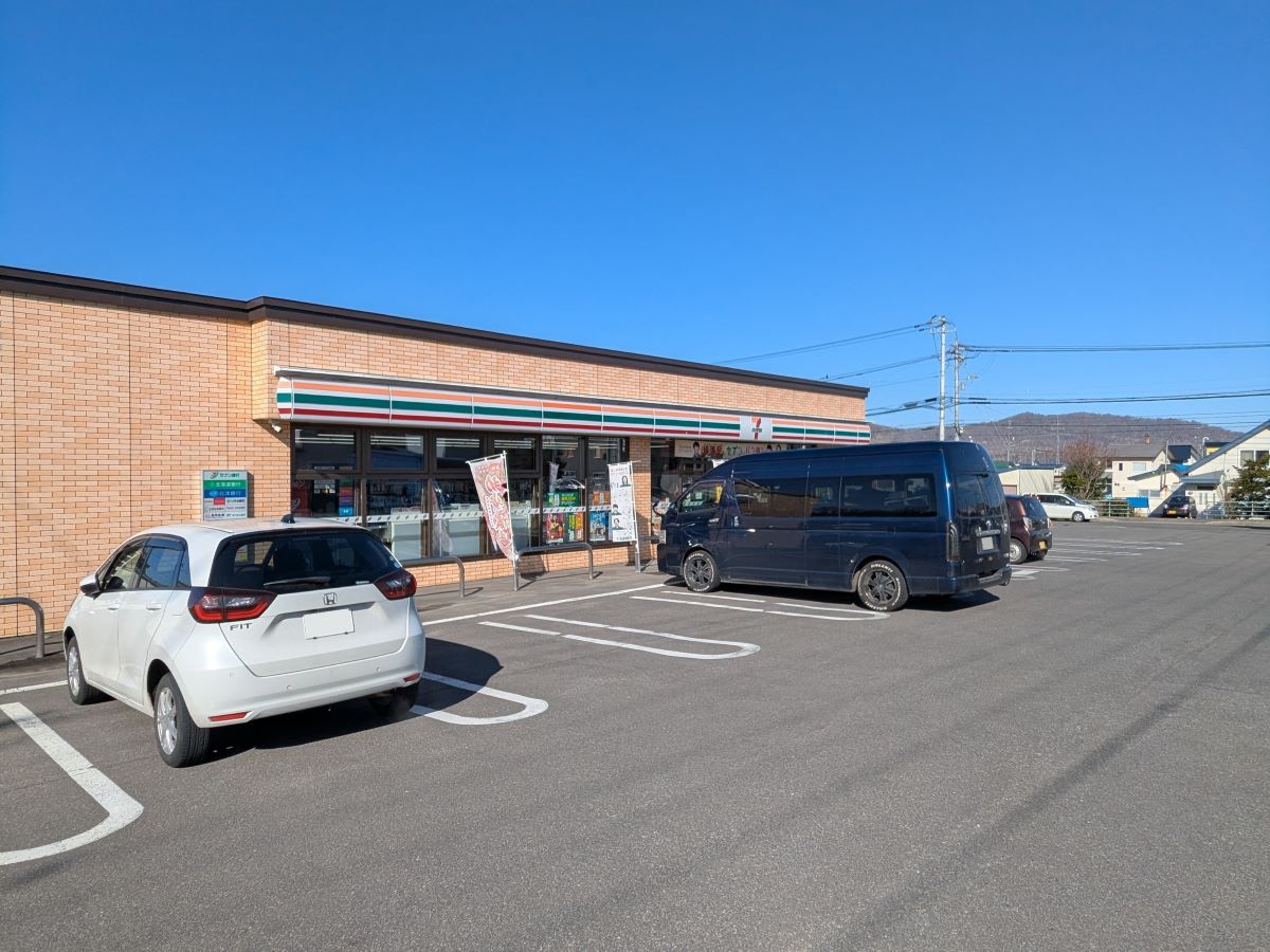 セブン-イレブン　鷹栖北野店まで約750m（徒歩10分）　24時間営業です。急な買い物にもすぐ行ける距離で便利です。
