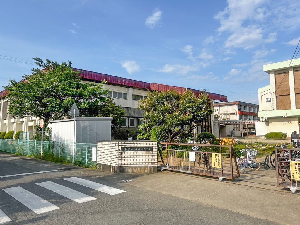 立成小学校まで約450m（徒歩6分）　低学年のお子様にも通いやすい距離です。安心してお子様を送り出せますね。
