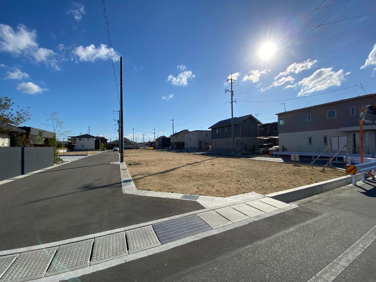 敷地全体を北西から撮影。北側道路は生活道路のため通り抜けも無く安全です。