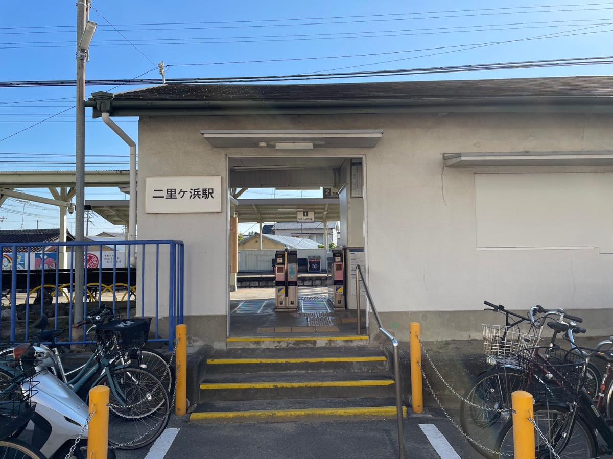 和歌山市つつじが丘 土地 南海電鉄加太線　二里ヶ浜駅まで約1.8km～2.4km（徒歩23分～30分）　駅まで距離がありますが、交通量が少ないため小さなお子さまのいる方も安心です。
