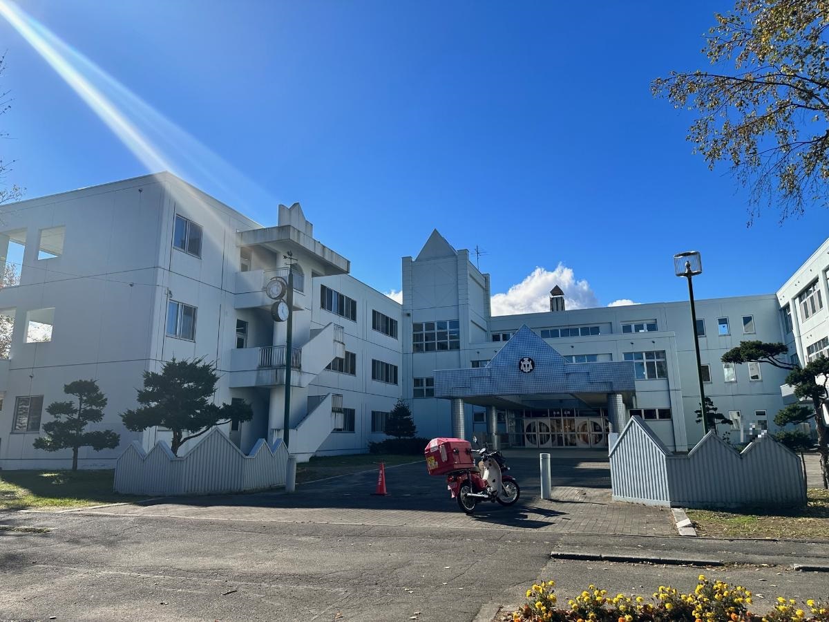 帯広市立帯広第五中学校まで約700m（徒歩9分）　お子さまの成長が著しいのが中学時代ですね。部活動に励んだり、勉強をがんばったり、大人になる第一歩を学ぶ場所です。