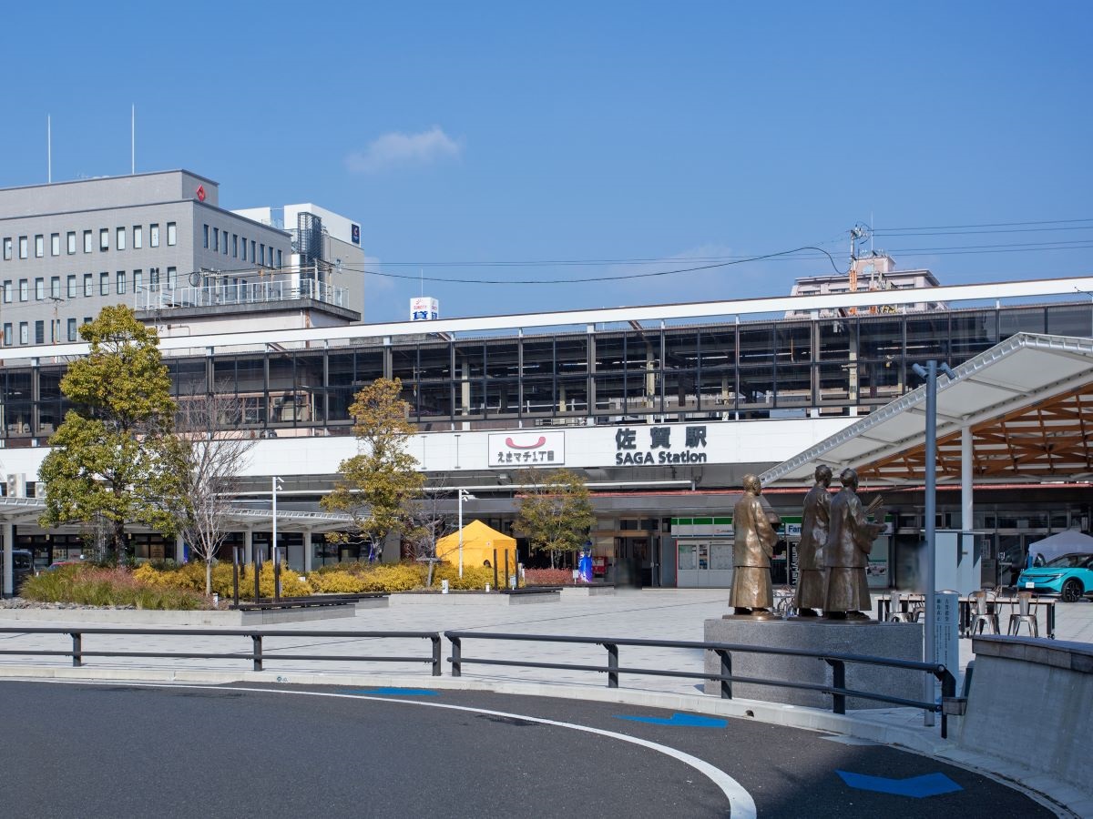 佐賀駅まで約2.3km（徒歩29分）　ロータリーがあり、送り迎えもしやすいです！高架下施設「サガハツ」には飲食店などがあり、仕事帰りにも寄りたくなる駅です。