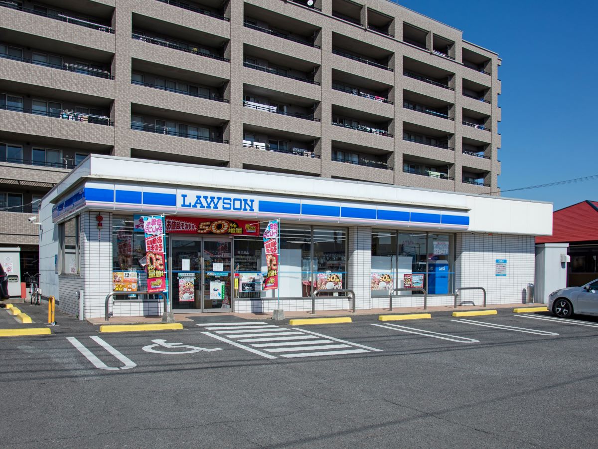 ローソン 佐賀卸本町店まで約415m～485m（徒歩6分～7分）　24時間営業です。急な買い物にもすぐ行けて便利です。
