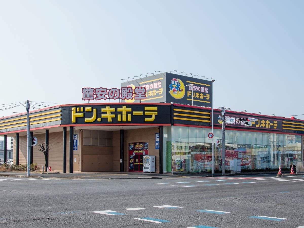 ドン・キホーテ 佐賀店まで約1.8km（徒歩23分）　深夜3時まで営業しているため、日用品の買い出しが急に必要な時も便利です。