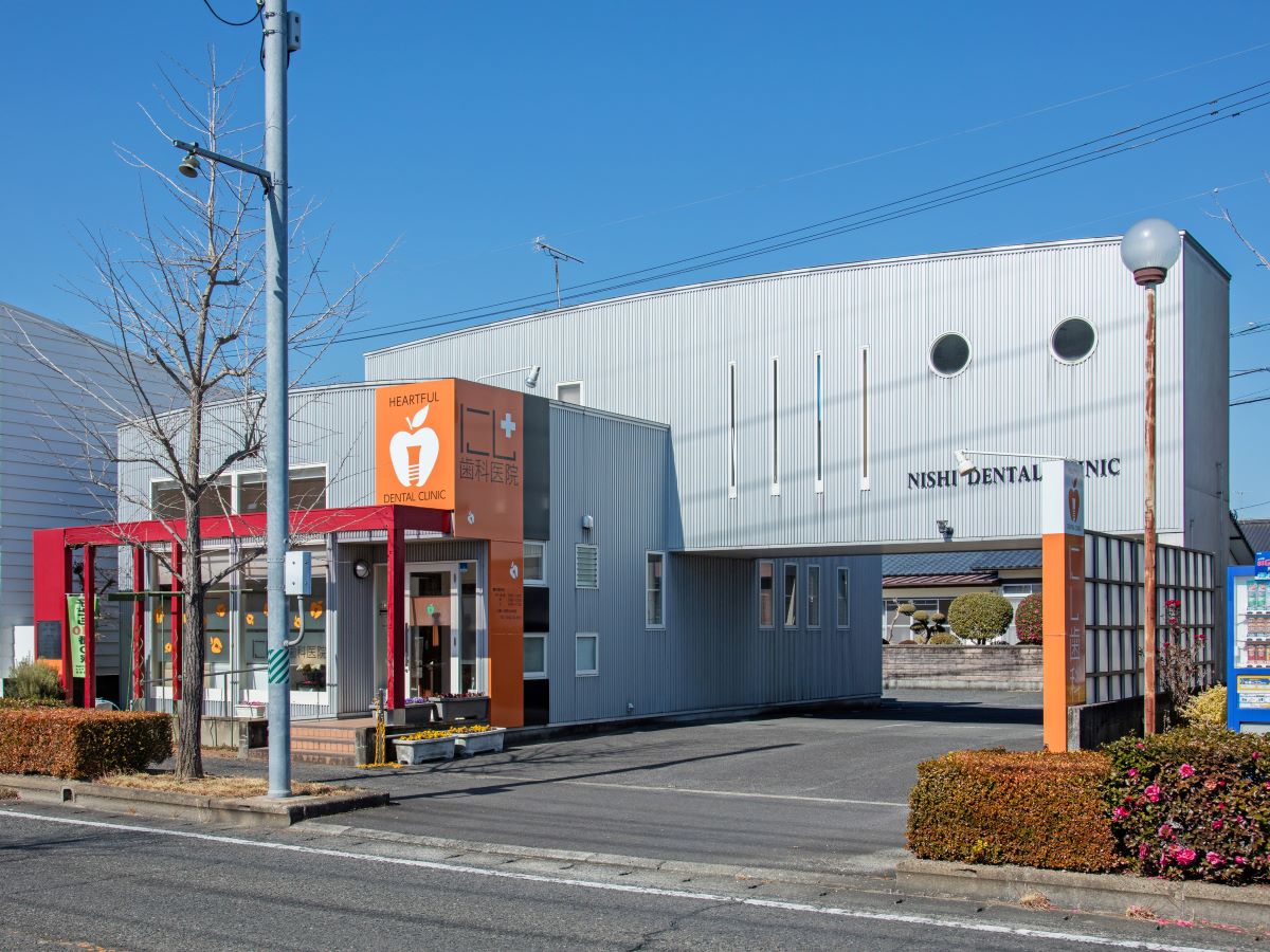 にし歯科医院まで約465m～535m（徒歩6分～7分）　小児から大人まで、ご家族全員の治療に対応。土曜日も診療しているため、平日の忙しい方も通いやすい医院です。
