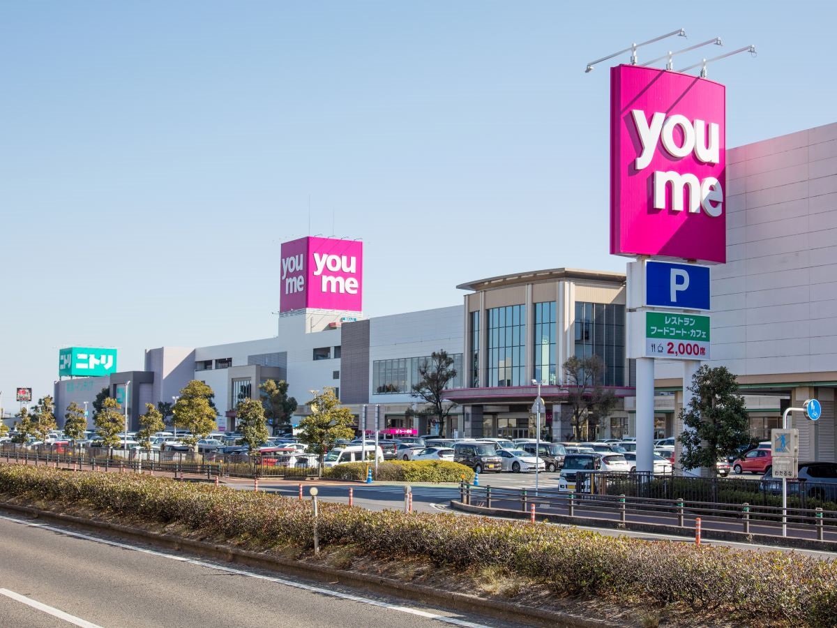 ゆめタウン佐賀まで約3.6km（車で約9分）　約190の専門店が入っています。アパレル店や食品売り場などがあるので、休日にわざわざ遠出をしなくても、ここですべて完結します。