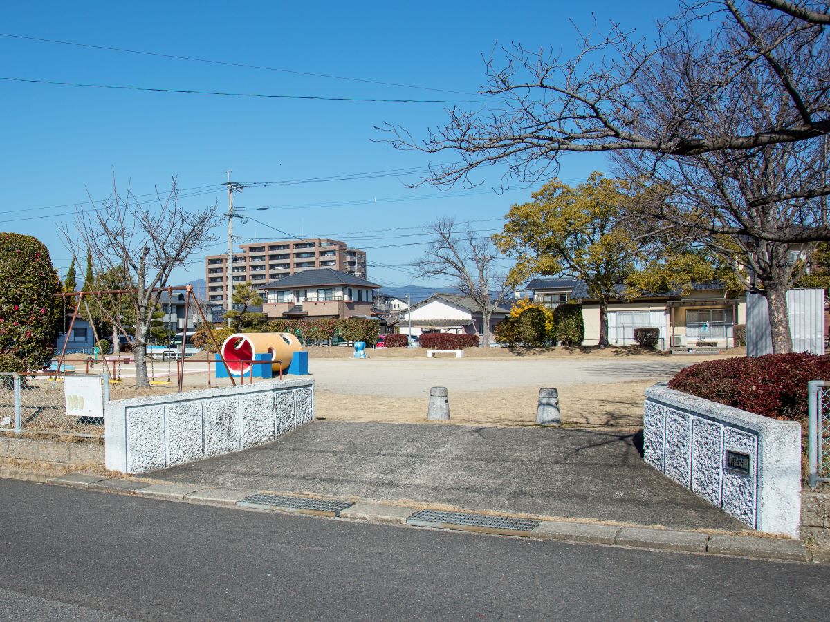 新村公園まで約565m～635m（徒歩8分）　お子様を連れて、お散歩がてら行けて程よい距離ですね！