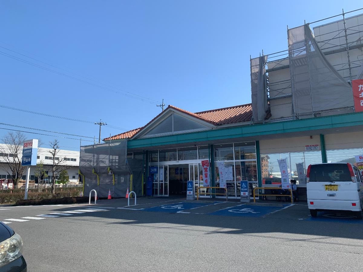 ｉ－ｔｏｗｎ　大瀬木 土地 西友　伊賀良店まで約1.6km（徒歩20分／車で約6分）　大型駐車場を完備しており、24時間営業で利便性抜群です。