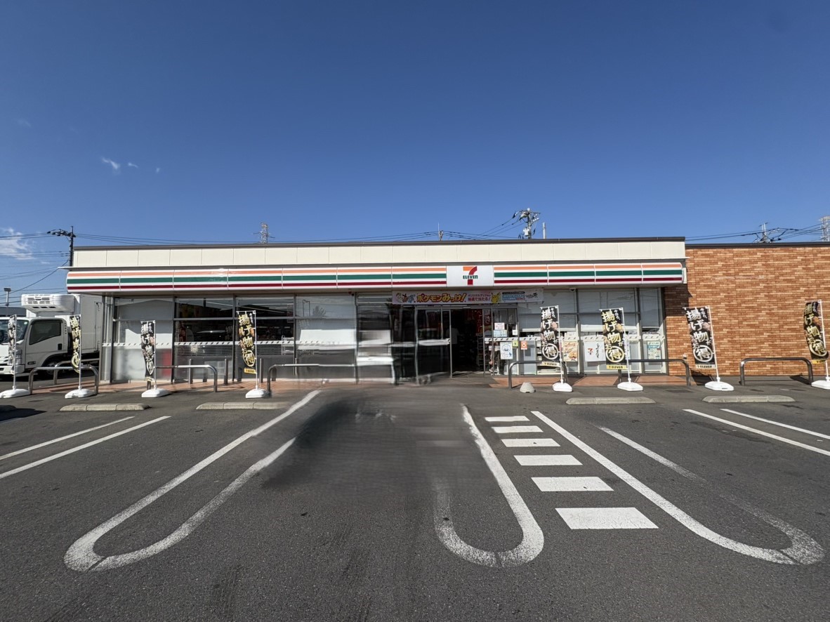 セブンイレブン小山平和店まで約1.1km（徒歩14分）　明るい接客と品揃え豊富、地域に愛されるセブンイレブン小山平和店です。