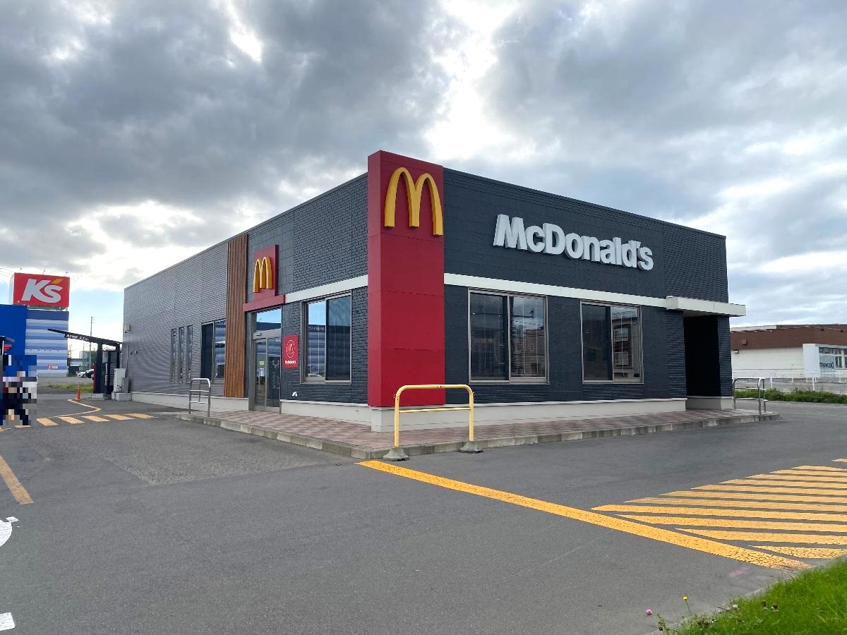 マクドナルド上江別高台ショッピングセンター店まで約500m(徒歩7分) お手軽にドライブスルーも店内飲食も可能です。