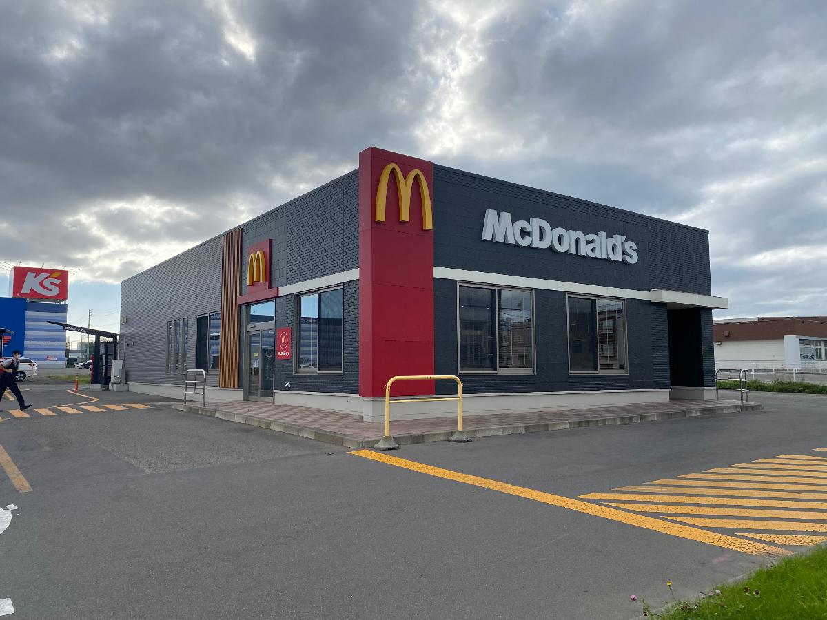 上江別西町 土地 マクドナルド上江別高台ショッピングセンター店まで約500m（徒歩7分）　お手軽にドライブスルーも店内飲食も可能です。