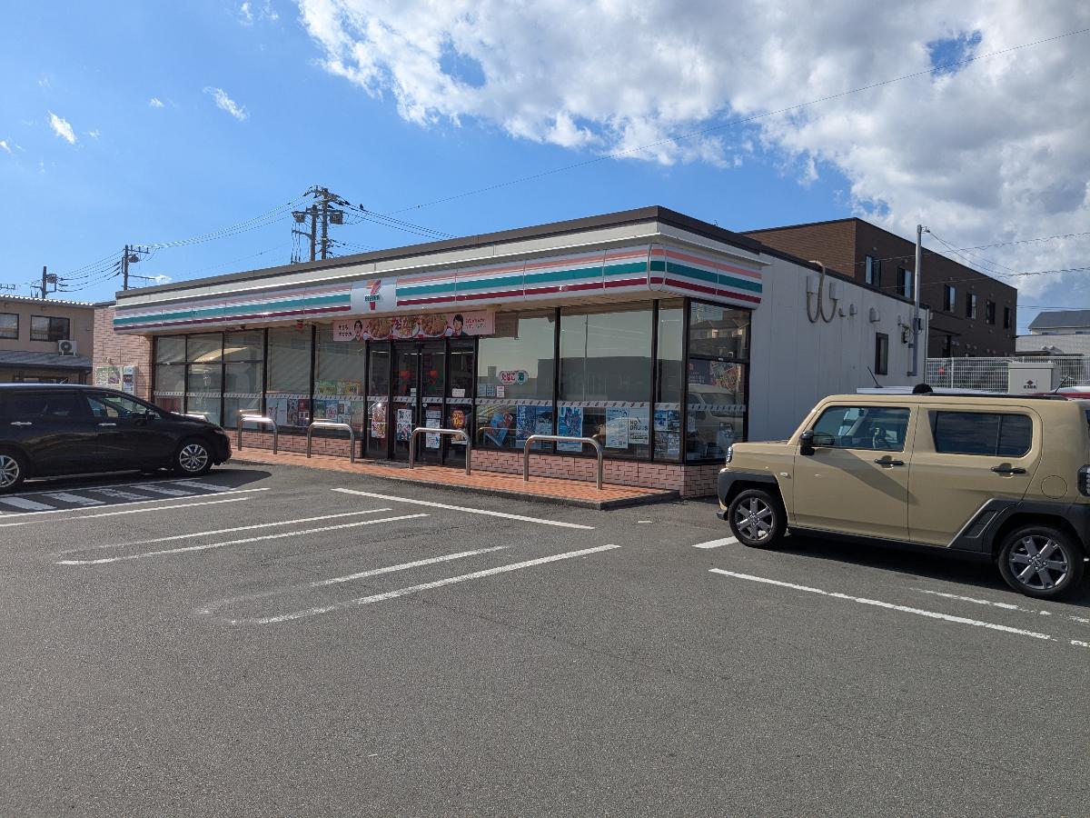 セブン‐イレブン　沼津岡宮東店まで約450m（徒歩6分）　24時間営業のコンビニです。駐車場も広く運転が苦手な方でも安心です。