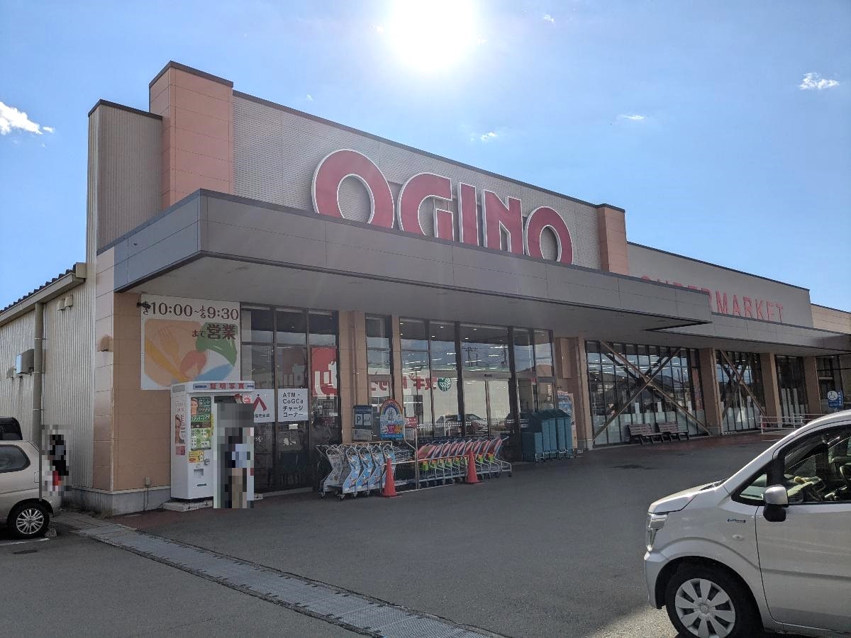 オギノ　沼津インター店まで約500m（徒歩7分）　広い店内で快適なお買い物ができます。
スギ薬局沼津インター店、ダイソー沼津インター店も同敷地内にあります。