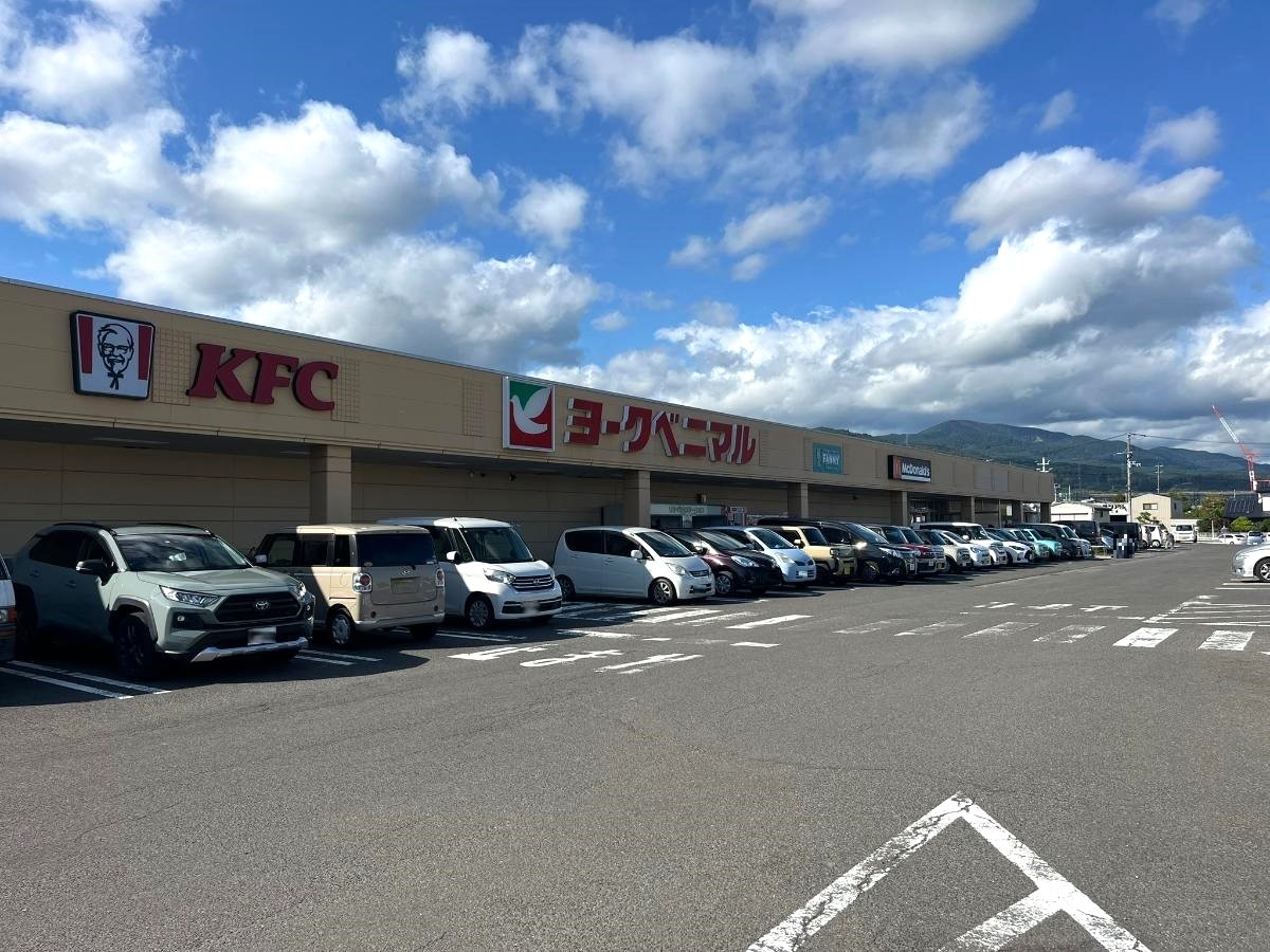ヨークベニマル伊達店まで約2km(車で約6分) 営業時間9:30~22:00。店内にはファストフード店も併設しています。
品揃えが豊富なスーパーです♪