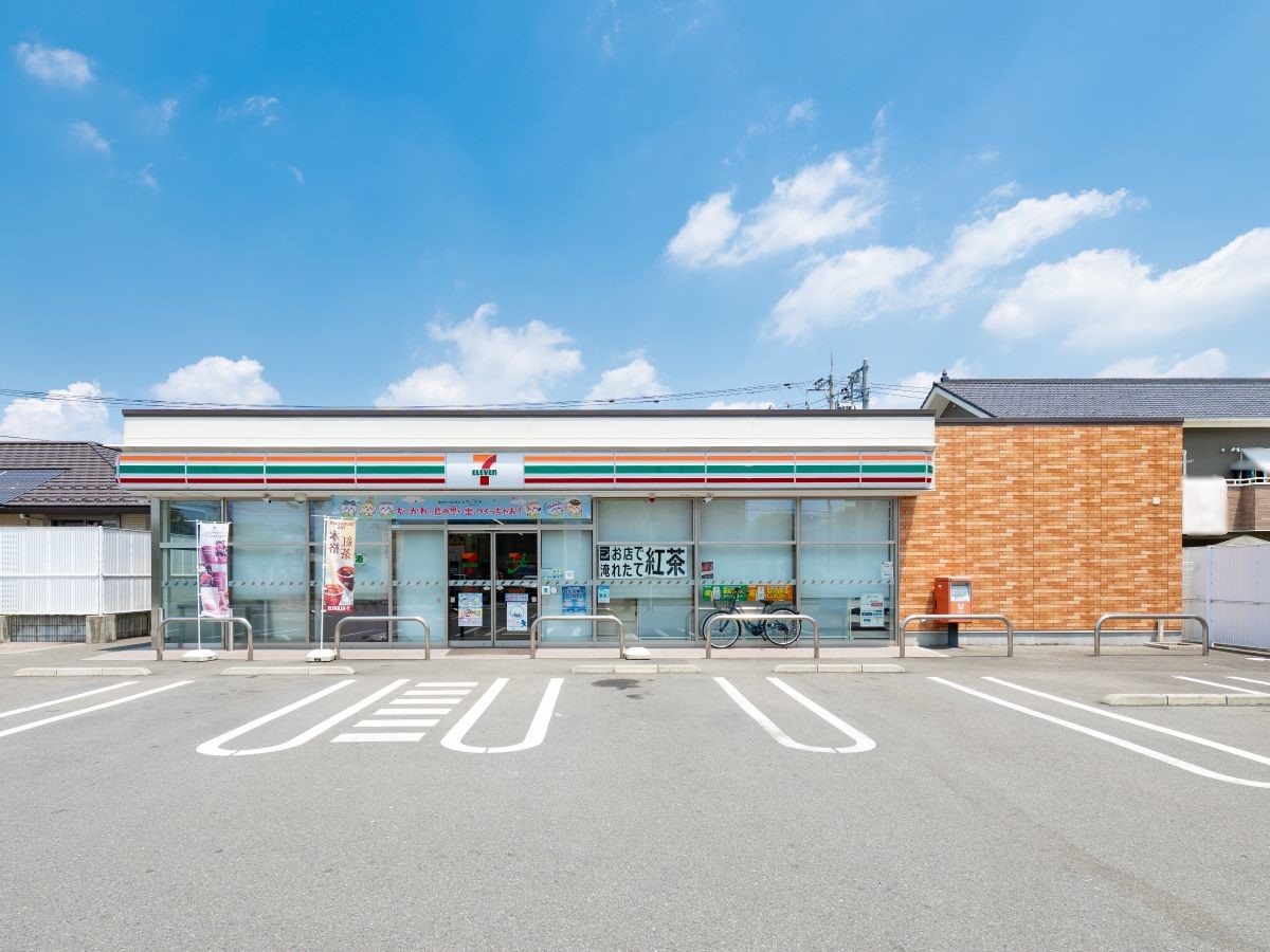 セブン-イレブン 青梅新町店まで約410m～435m（徒歩6分）　24時間営業なので、深夜の急なお買い物にもすぐ対応できて便利です！日々の暮らしのすぐそばにあることで、いざというときにも安心です。