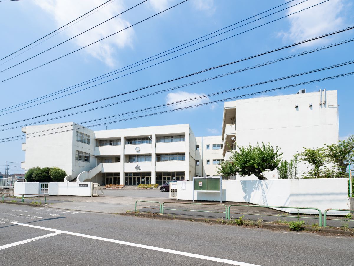 青梅市立新町中学校まで約860m～885m（徒歩11分～12分）　近隣の小学校と連携し、9年間の成長を見据えた小中一貫教育にも取り組んでいます。