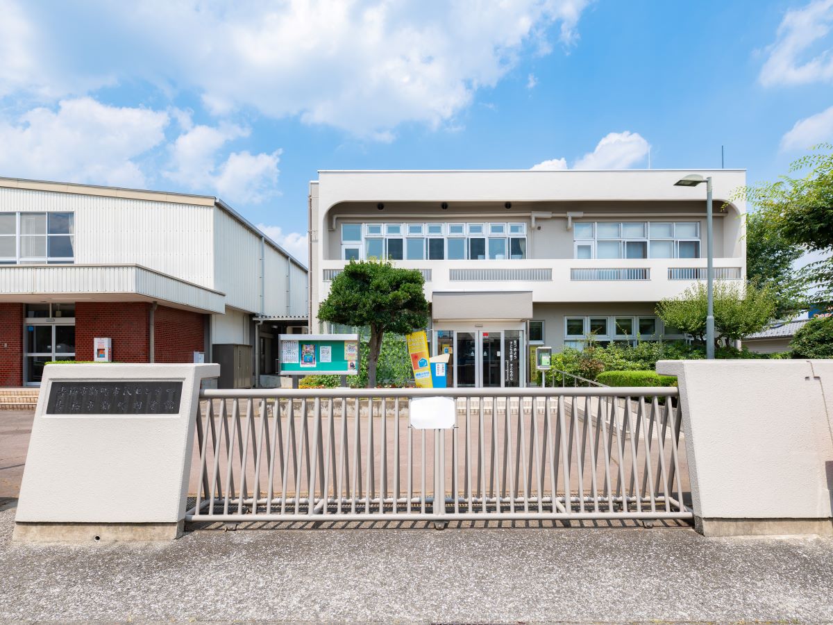 青梅市新町図書館まで約610m～635m（徒歩8分）　新町市民センターの1階にある図書館で、様々な本が充実しています。徒歩でも行ける距離間が嬉しいポイントです。