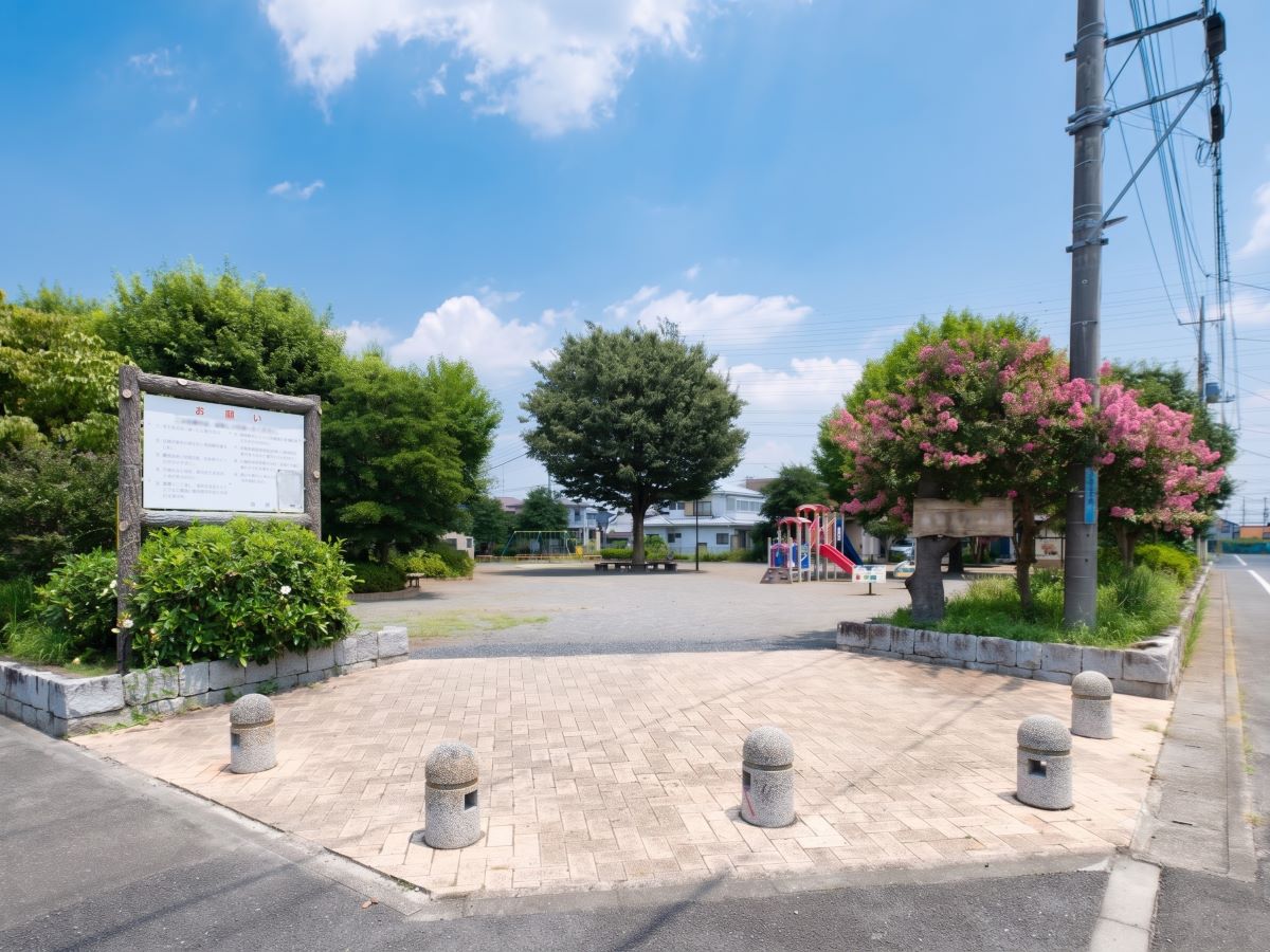 南植木外公園まで約510m～535m（徒歩7分）　複合遊具や砂場がある公園です。子どもたちがのびのび遊べます♪