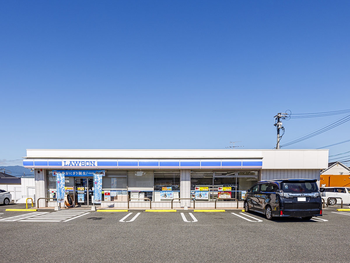 ローソン飯塚楽市店まで約500m～580m（徒歩7分～8分）　コンビニが近くにあると気軽に寄れて嬉しいですね。