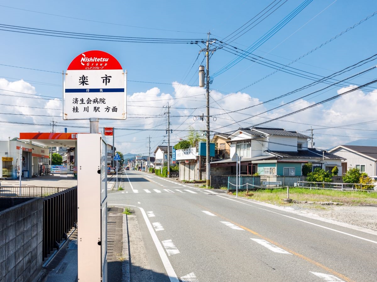 「楽市」バス停まで約560m（徒歩7分）　日々の買い物やお出かけに便利なバス停です。