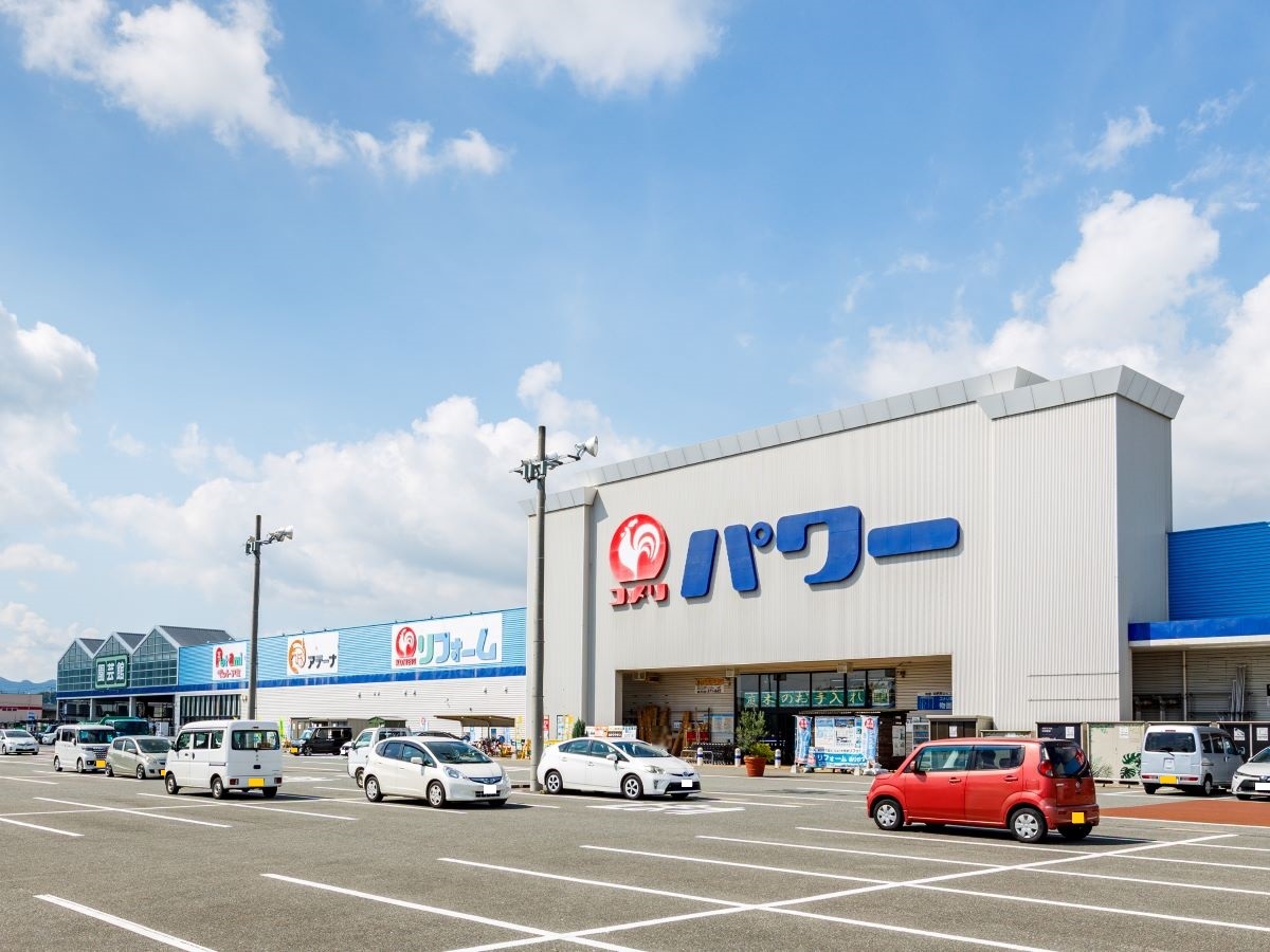 コメリパワー飯塚店まで約1.6km（車で約5分）　園芸用品や農業資材、DIY工具など、幅広い商品を取り揃えた総合ホームセンターです。