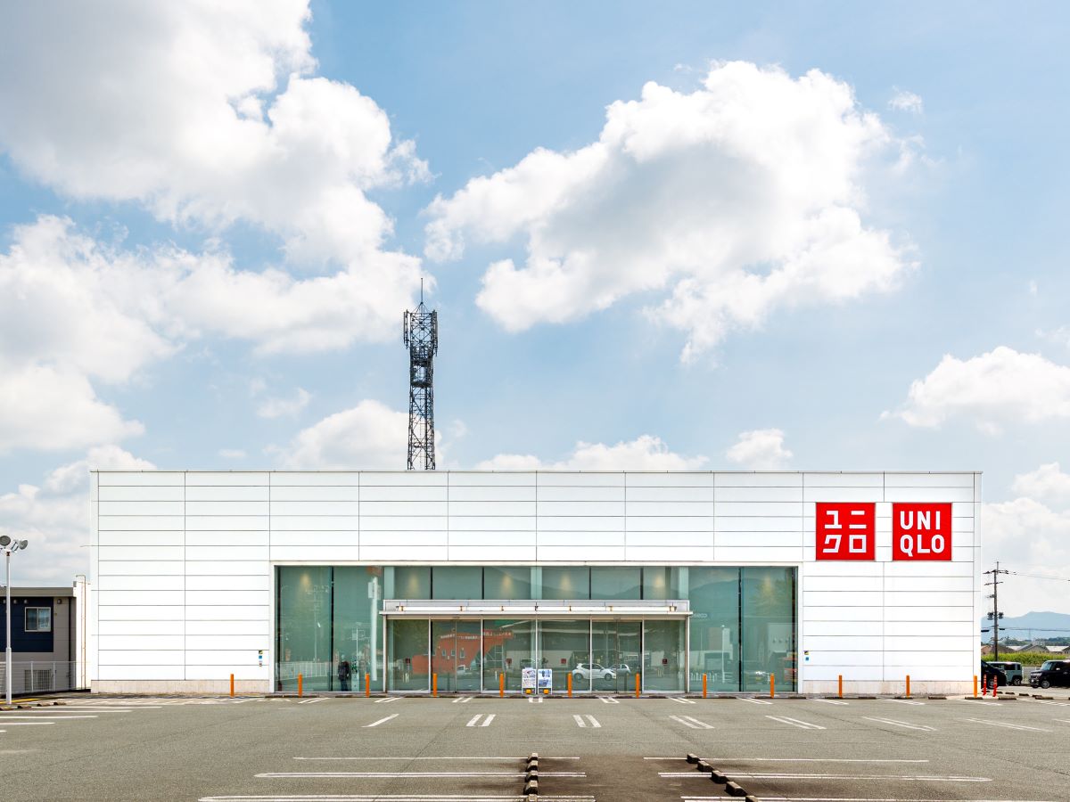 ユニクロ飯塚店まで約1.7km（車で約6分）　キッズ・ベビー用品も取り扱っている大型店舗です。