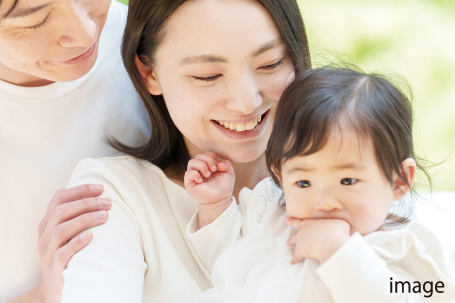 「子育て・教育のまち」を掲げている飯塚市には保育所や認定こども園が多数あり安心してお子様を預けることができます。また第2子以降の保育料完全無償化など支援も充実。「小中一貫校 穂波東校」では子ども達の成長を長期的な視点で捉えた未来を切り開く教育を行っています。
