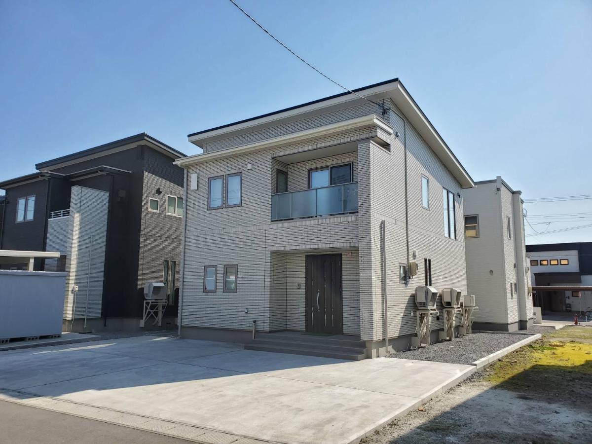 平川市本町北柳田 モデルハウス 区画番号No.３９ 外壁は白色、シックで落ち着いた印象です。　　　　　　　　　　　　　　　　