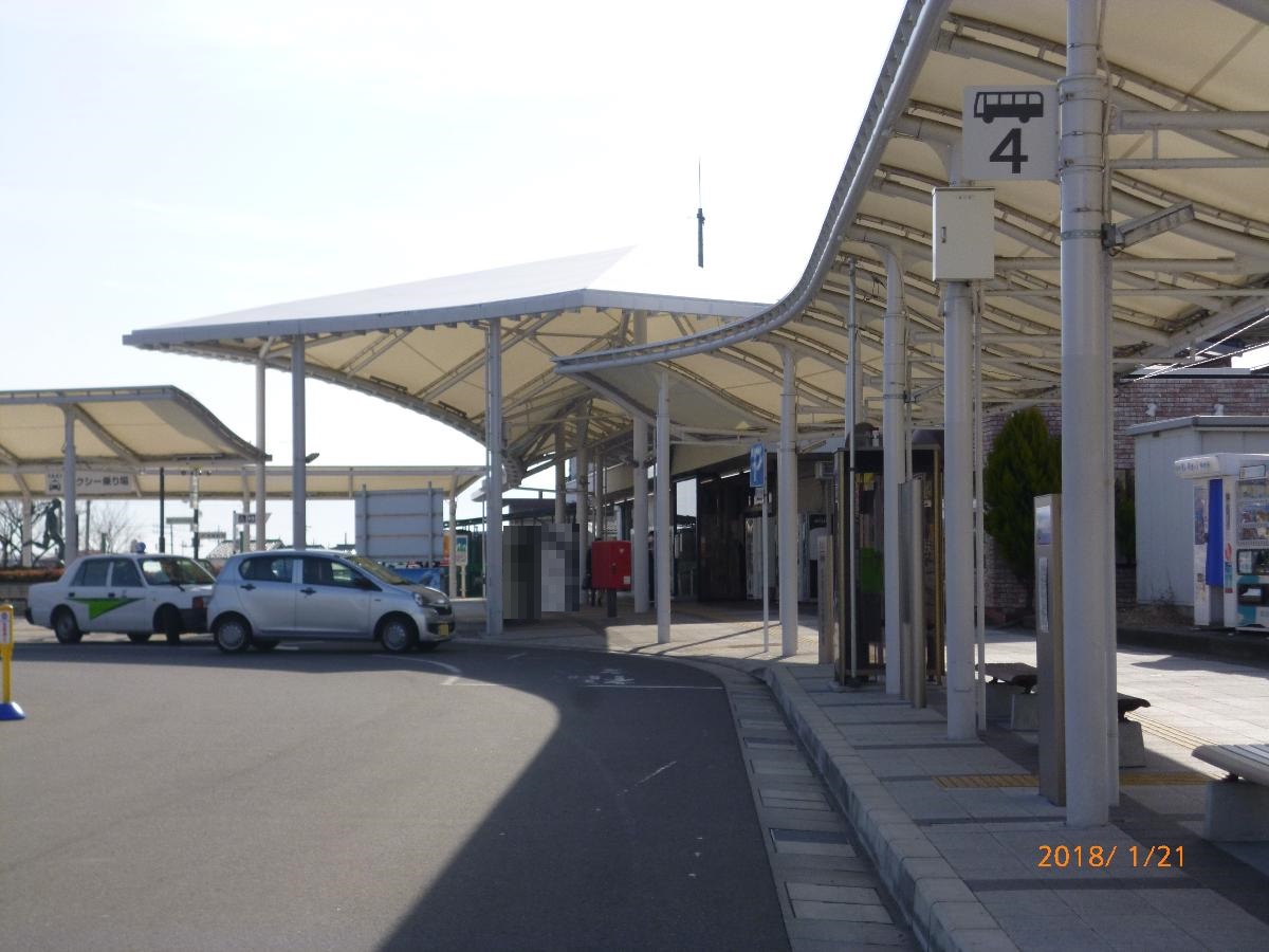 ＪＲ中央線「韮崎駅」まで約950m（徒歩12分／車で約3分）　JR中央線の在来線や特急「あずさ」が停車し、峡北エリアの玄関口を担っています。特急あずさでは新宿まで約1時間半、八王子までは1時間強で到着します。また駅には車両送迎・バス・タクシーのターミナルが整備されています。