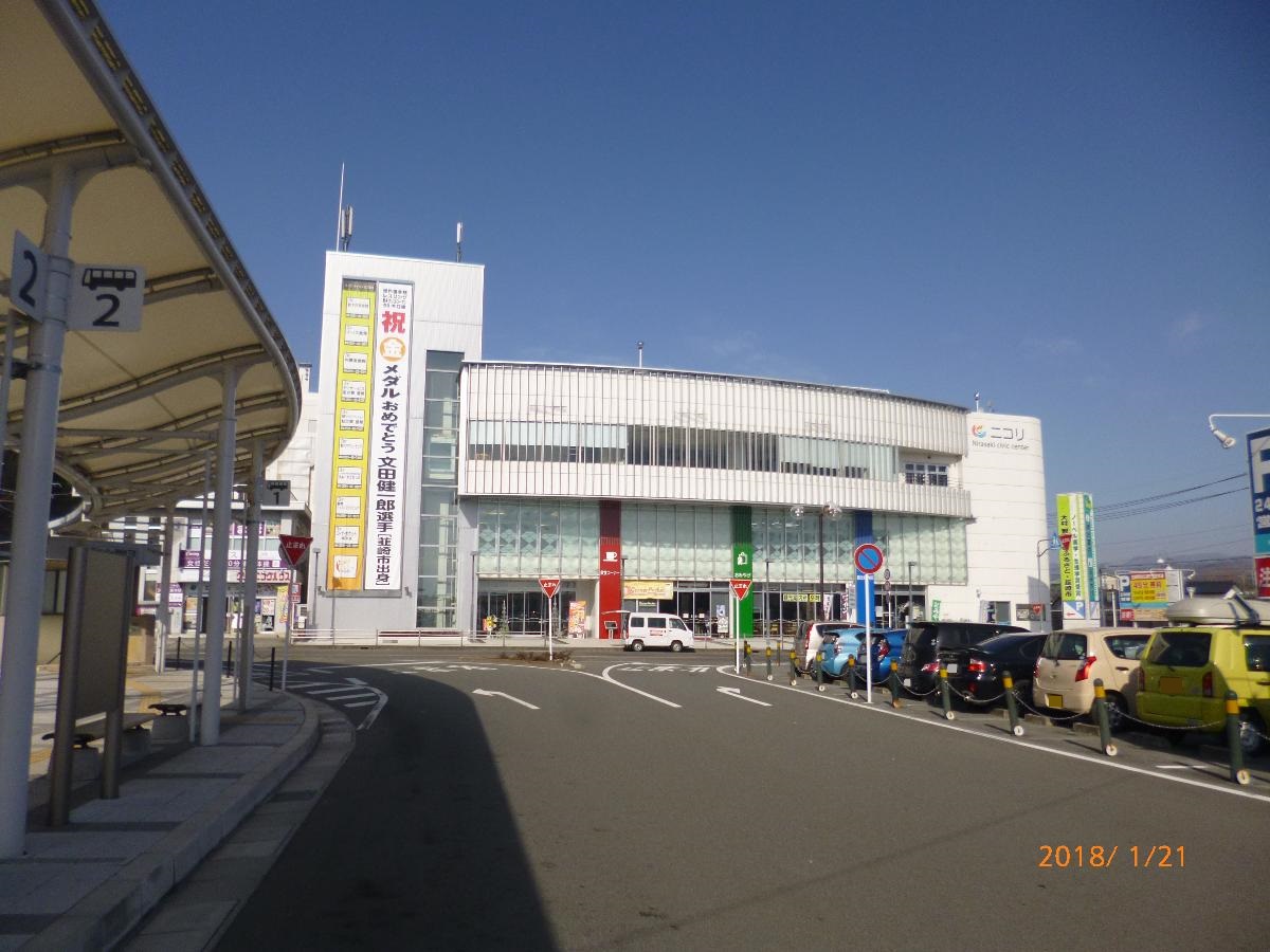 韮崎市民交流センターニコリまで約1.1km（徒歩14分／車で約3分）　【開館時間】9：00～22：00　子育て支援センターから会議室まで韮崎市民が活動できる場となっています。岩下内科医院・薬局・ベーカリーカフェ・図書館など様々な機関が入る複合施設です。