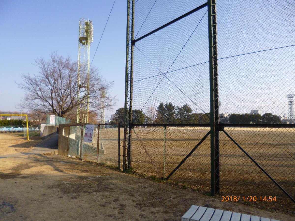 韮崎公園（韮崎市営総合運動場）まで約1km（徒歩13分／車で約3分）　サッカーの町韮崎ならでは！天然芝で照明施設ありのグラウンド、テニスコートがあります。また、体育館はバレーコート2面取れるアリーナの他、剣道場・柔道場・卓球場・トレーニングルーム・プレイルームが設置されています。